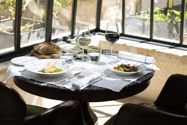 Service dans le jardin d'hiver - La Bastide de Moustiers